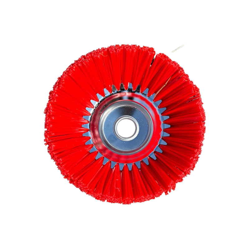 Brosse circulaire de débroussailleuse composée de brins en nylon rouge rigides ancrés dans un moyeu métallique central.