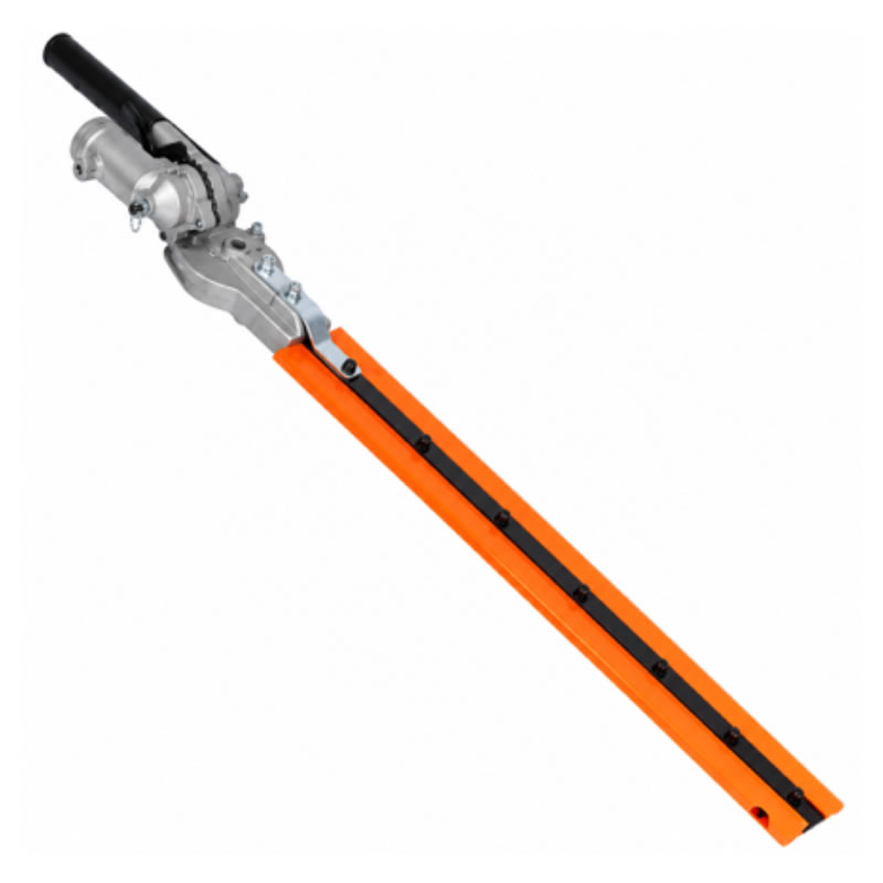 Lame de taille-haie protégée par un fourreau de sécurité orange vif raccordée à un bloc moteur métallique.